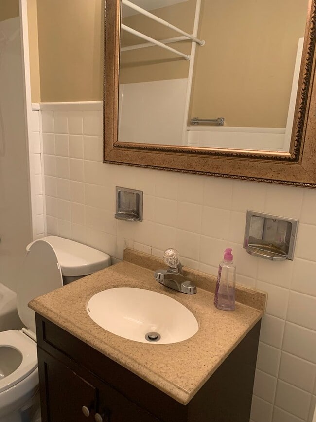 Building Photo - 2 Bedroom/1 bath Brick Duplex  Kingsport, TN