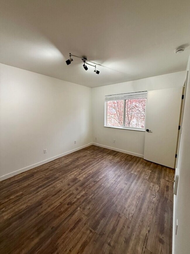 Building Photo - 1290 NW Knoxville Blvd