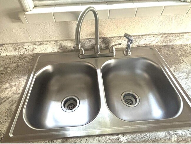 Building Photo - 2615 Laurel Ave