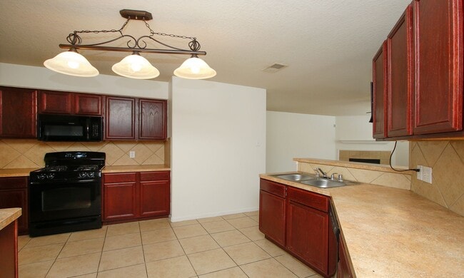 Building Photo - For Lease | 4 Bed, 2.5 Bath |2,314 Sq Ft |...