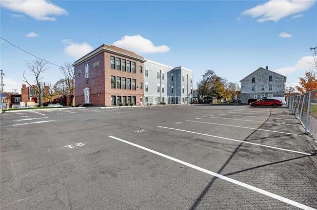 Building Photo - 1624 Lonsdale Ave