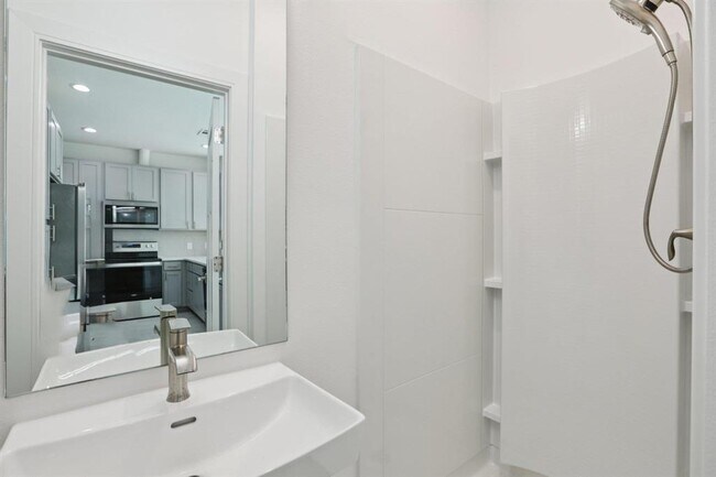 Building Photo - 302 Tesla Cir