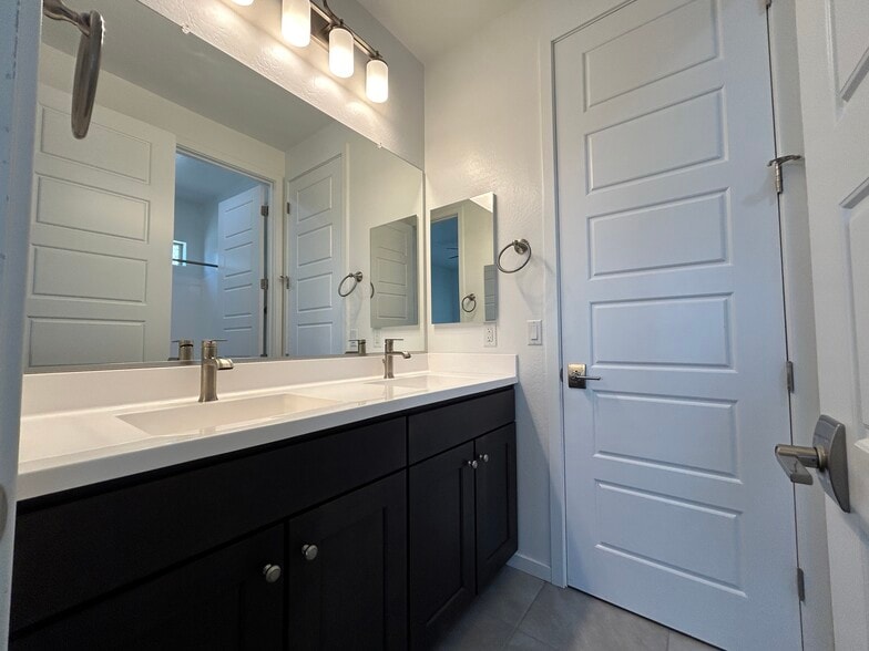 Building Photo - 4146 S Columbus Dr