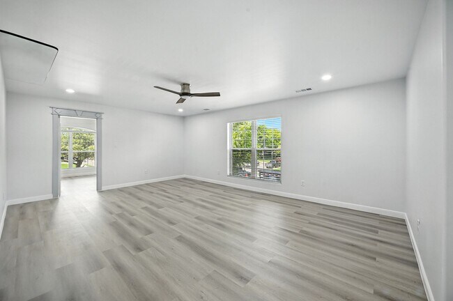Building Photo - ***936 Elwood Duplex***