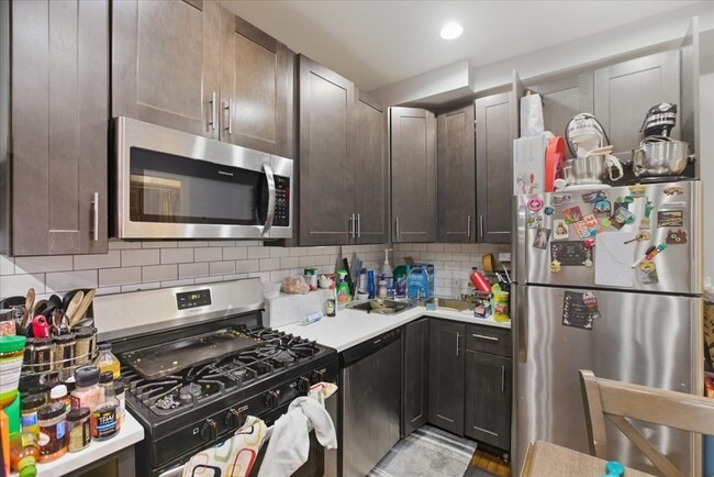 Building Photo - 518 N May St