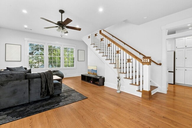 Building Photo - 1206 W 22 1/2 St