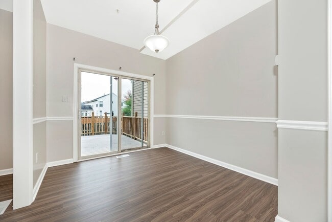 Building Photo - Beautifully Renovated Townhome in Walnut Ridge