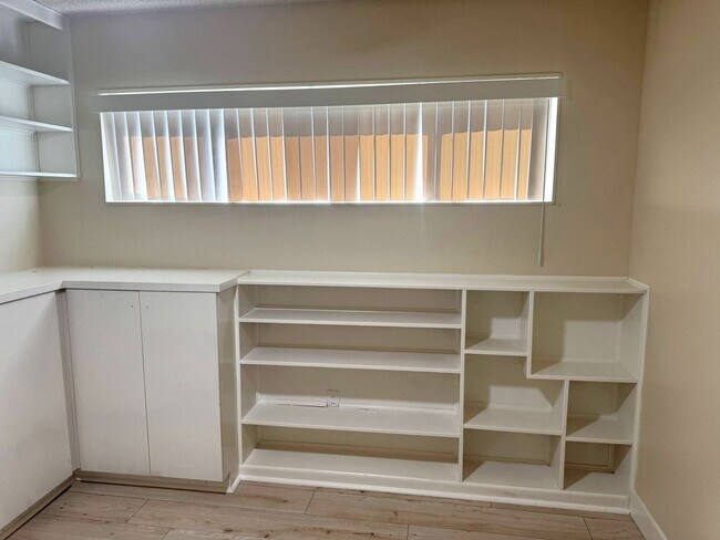 Building Photo - 623 N Rimhurst Ave