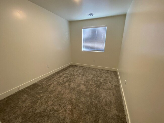 Building Photo - Beautiful 4 bed and 2.5 Bath in Desert Bluff Townhomes at Desert Canyons