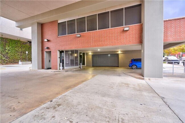 Building Photo - 1 NE 2nd St