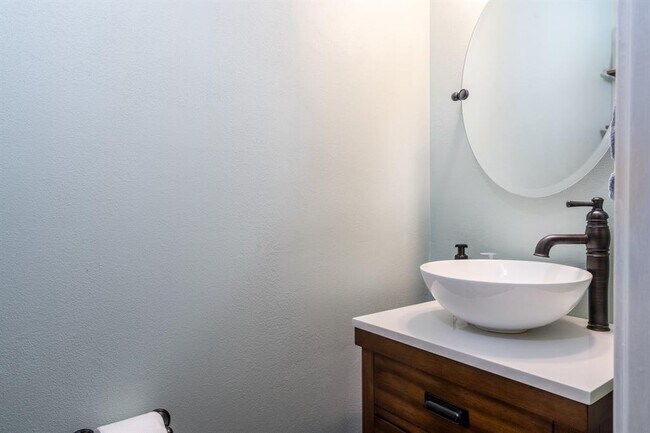 Building Photo - 9127 Highcrest Dr