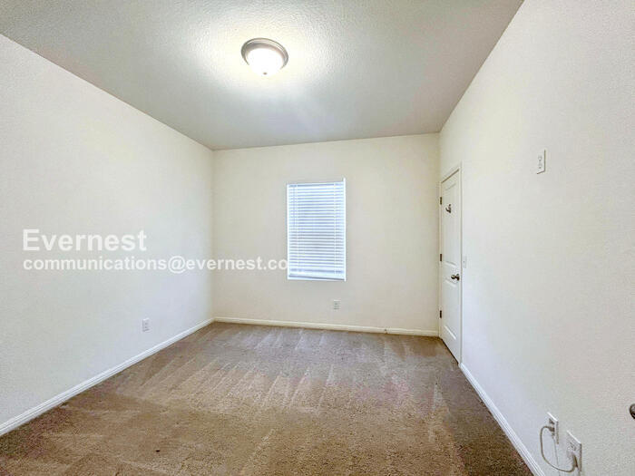 Building Photo - 400 Seneca Loop