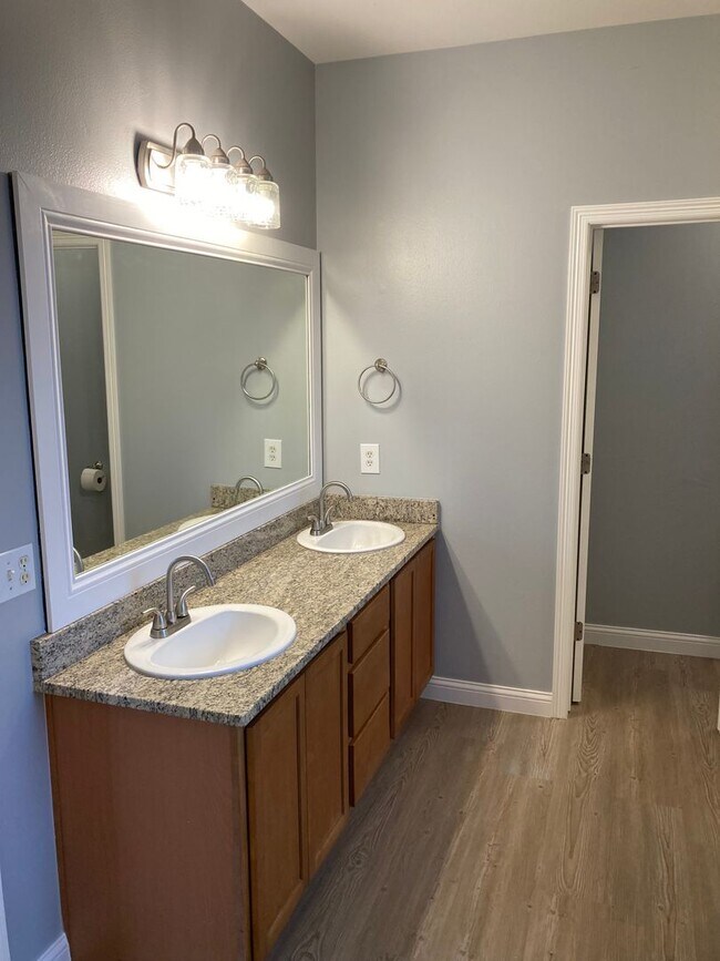 Building Photo - 3 bedroom 2 bath modern style home minutes from Centerton Main!!