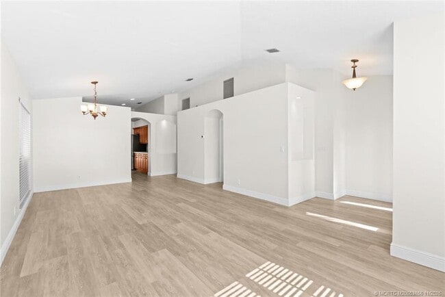 Building Photo - 920 NW Waterlily Pl