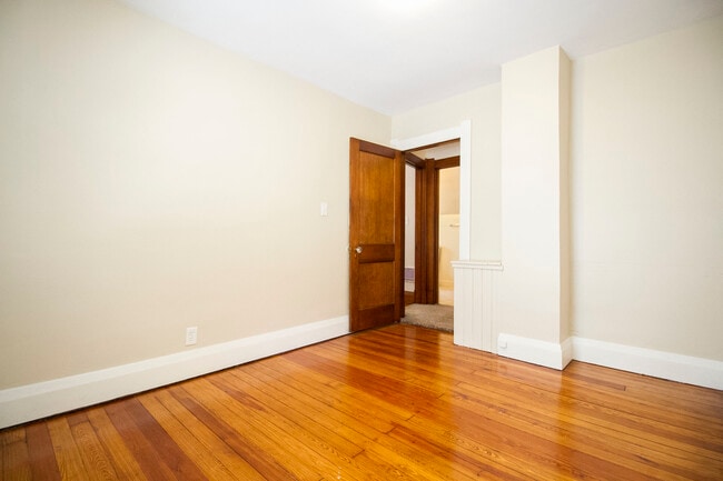 Building Photo - 513 Hampton Ave