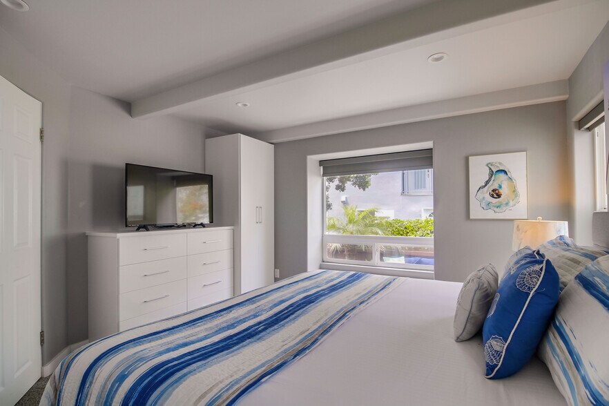 Building Photo - 735 Whiting Ct