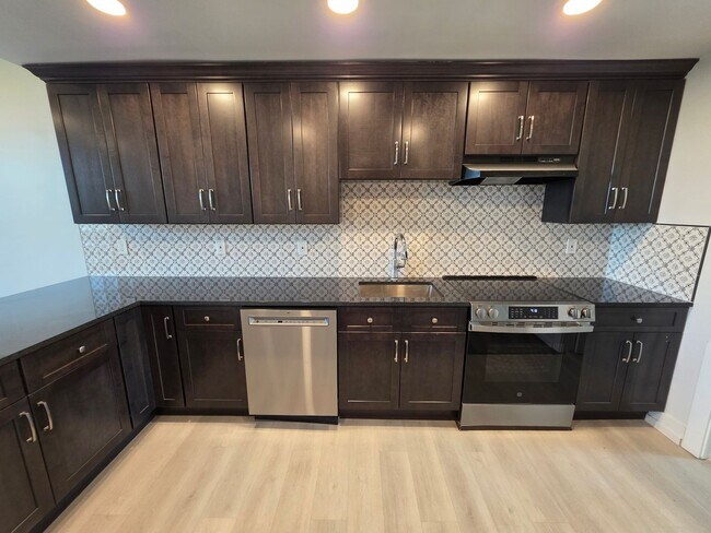 Building Photo - Newly Renovated 1 Bedroom Apartment - Poug...