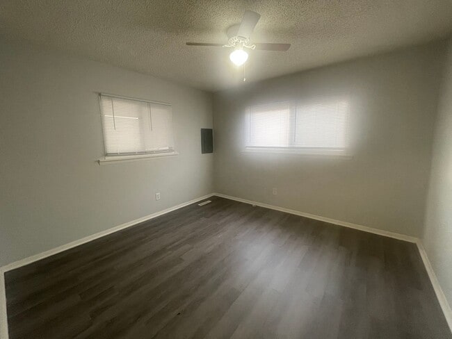 Building Photo - -Check out this cozy 2 bedroom 1 bathroom ...