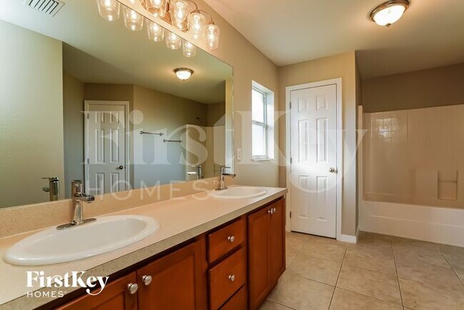 Building Photo - 3313 NE 15th Pl