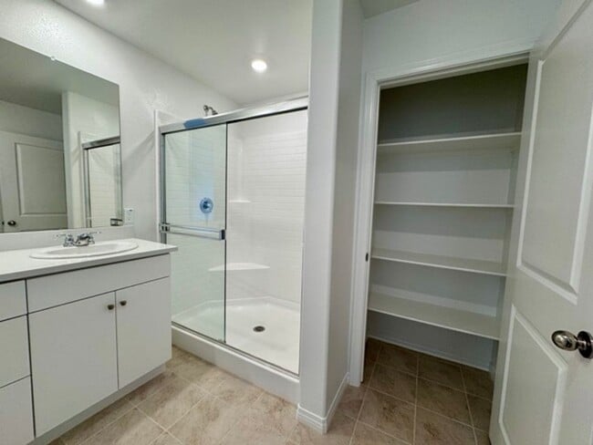 Building Photo - Welcome to Your Brand New 3 Bedroom Solar Home in the Gated Willow Springs Community of Murrieta!