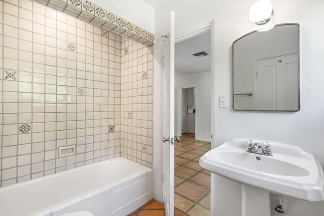 Building Photo - 839 N Avenida Olivos