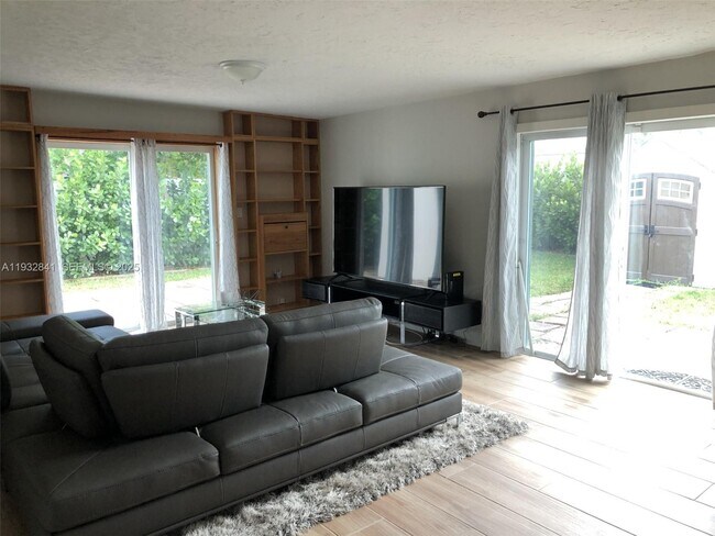 Building Photo - 15660 SW 100th Ave