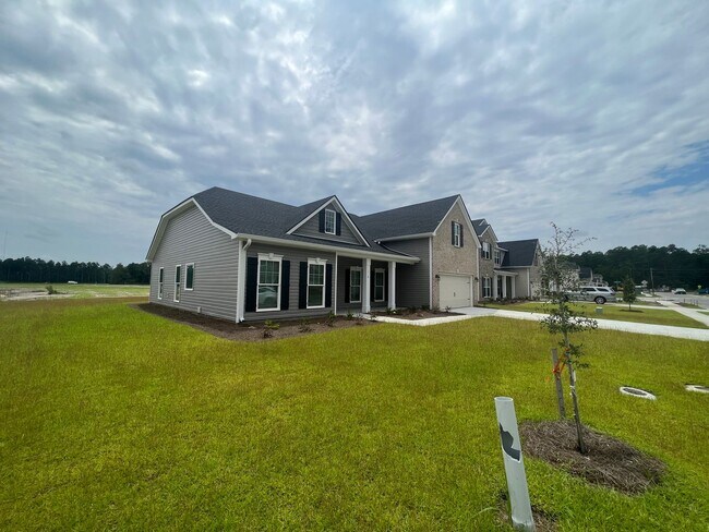 Building Photo - 5 bedroom, 3 bath home in Savannah, near I-16