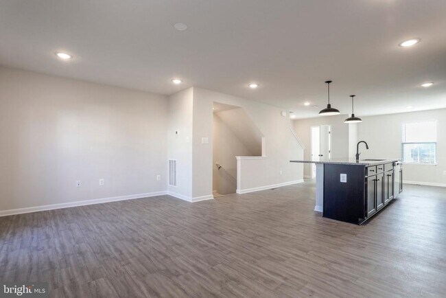 Building Photo - 46 Thrower Rd
