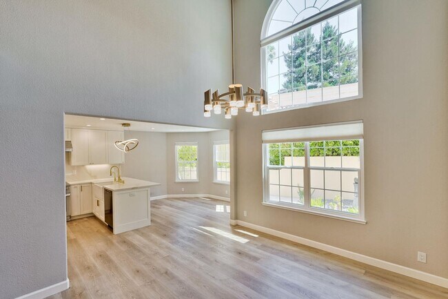 Building Photo - Beautiful and spacious 3 bedroom 2.5 bath ...
