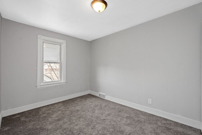 Building Photo - Cozy 2 bedroom home in Myer Park available...