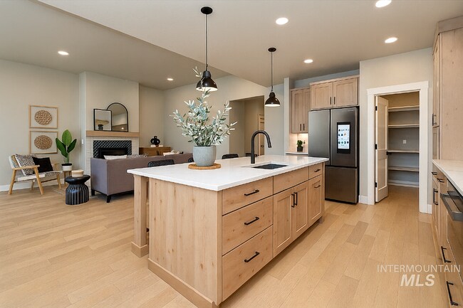 Building Photo - 4880 S Colusa Ave