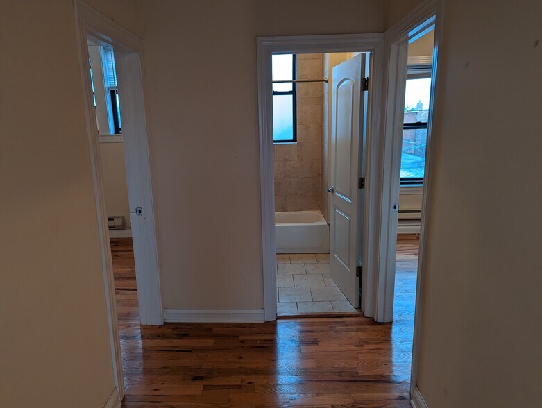 Building Photo - 4423 N Wolcott Ave