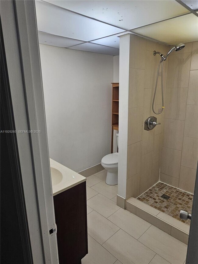 Building Photo - 10000 NW 80th Ct