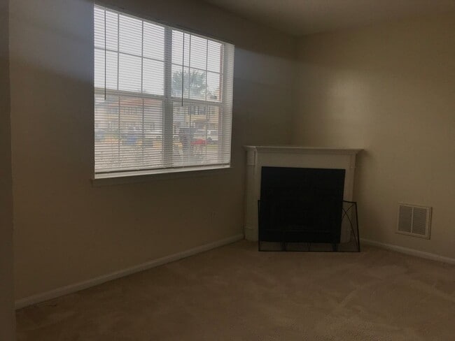 Building Photo - End Unit Townhouse in Virginia Beach