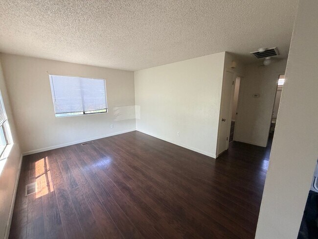 Building Photo - Reno Duplex - 1 Pet Friendly, Garage, Dishwasher, Washer/Dryer Hookups, Central A/C