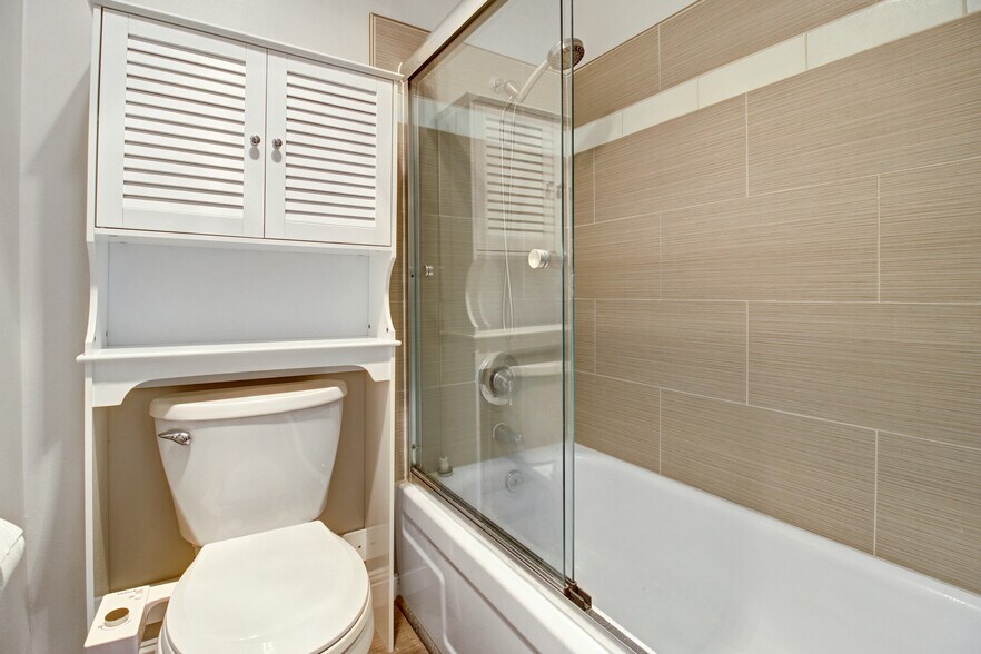 Building Photo - 480 N Civic Dr