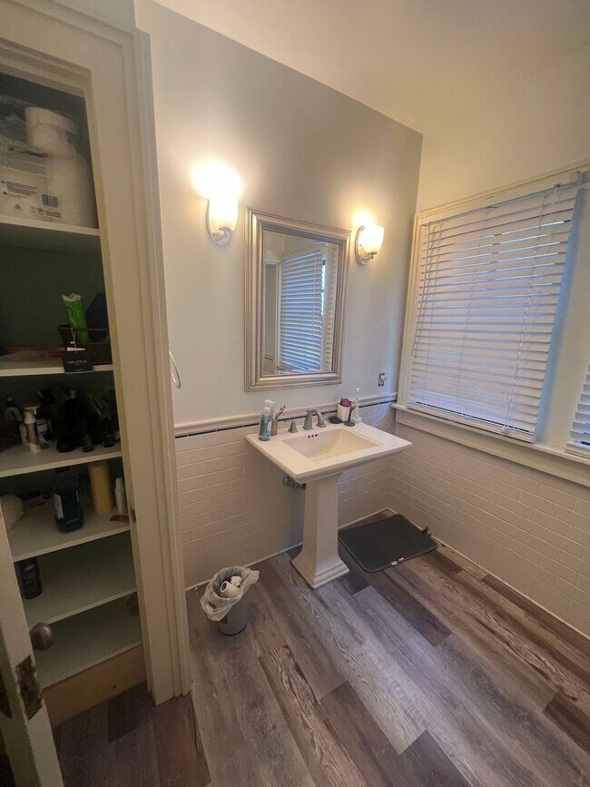 Building Photo - 6 BR Home on Broadway with Pool, Available...