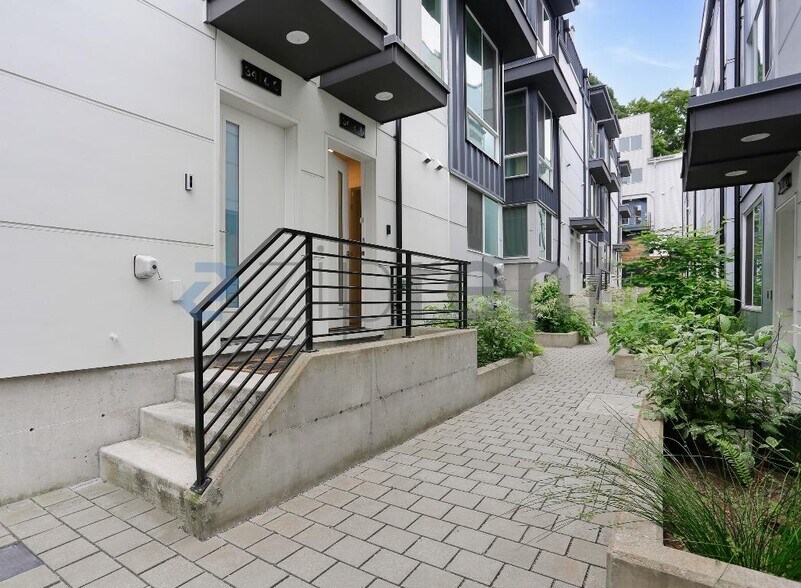 Building Photo - Unit B