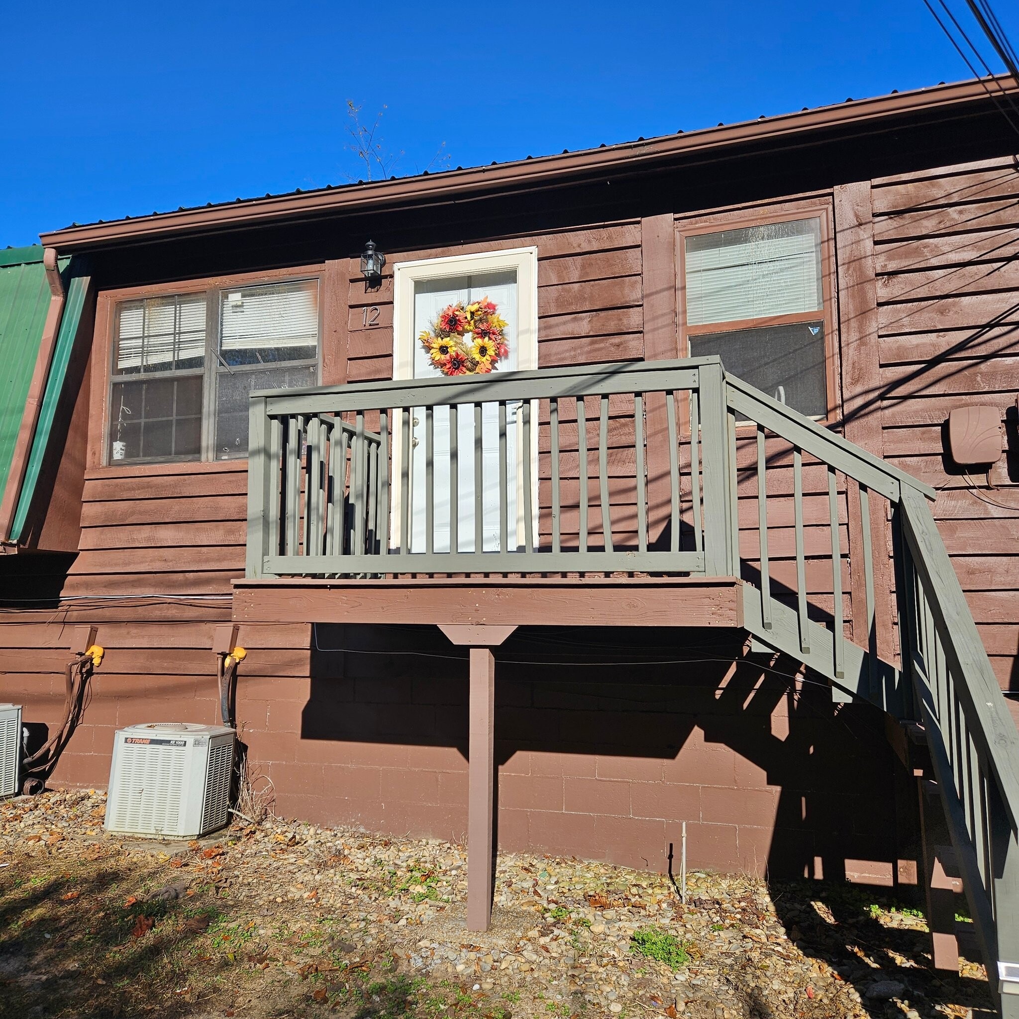 Building Photo - 572 Meadow St