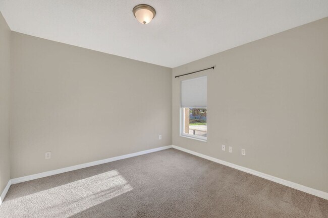 Building Photo - Available NOW - 3/2 Split Plan Home in Eustis with large Florida Rm!
