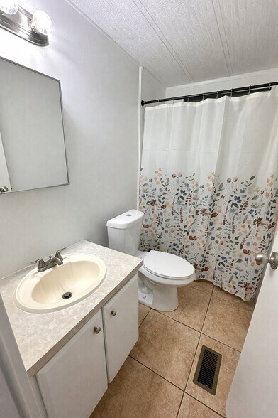 Building Photo - 1815 Woodcrest Dr