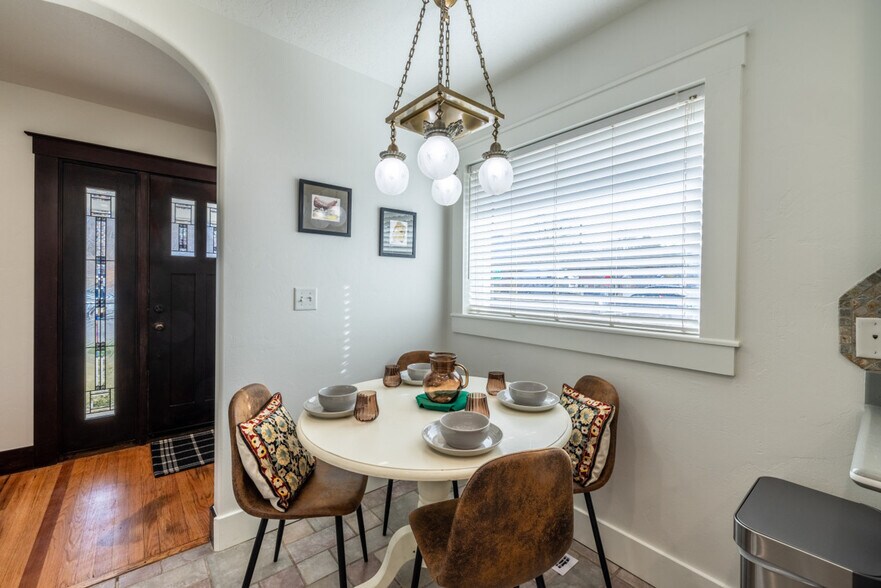 Building Photo - 3076 Melbourne St