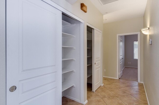 Building Photo - 9648 E Sheena Dr