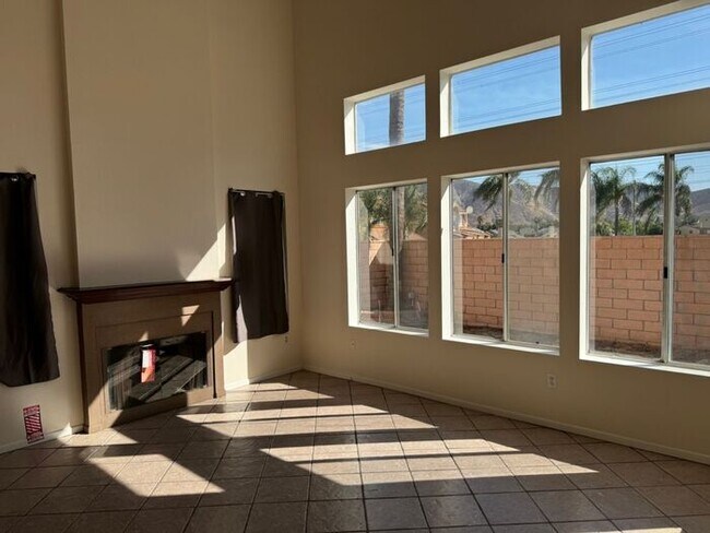Building Photo - Beautiful 3 Bedroom House in Private Fontana Area CA 92337