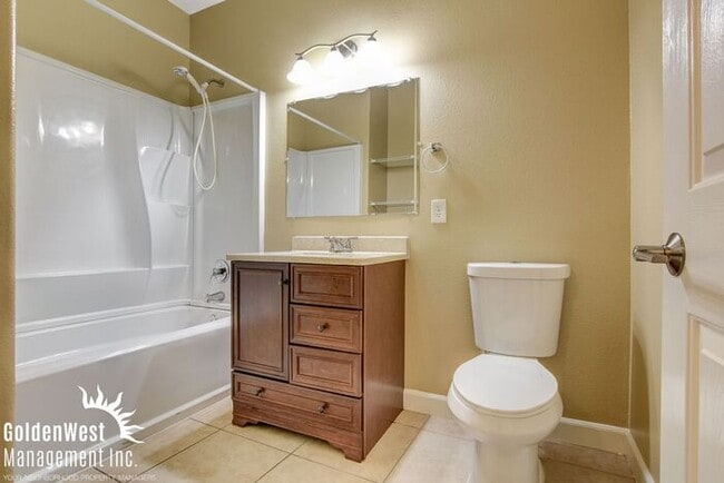 Building Photo - Stunning 2Bdm 2Ba Condo in a Lovely Gated ...