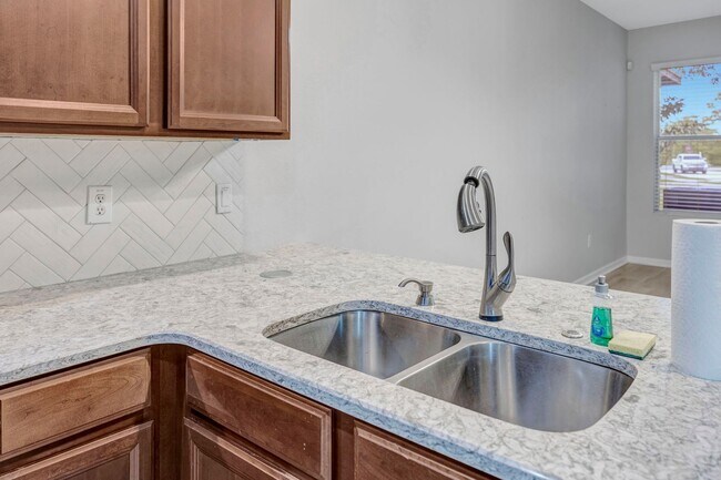 Building Photo - 3 Bedroom 2 Bathroom Townhouse