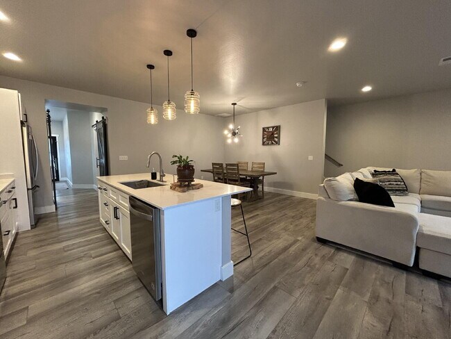 Building Photo - Beautiful Fully Furnished 3 Bed, 2.5 Bath Townhouse on Corner Lot