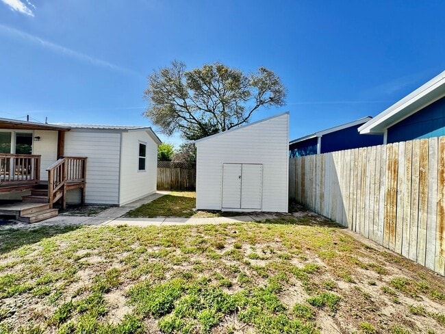 Building Photo - Recently Renovated 2 Bedroom / 2 bathroom ...
