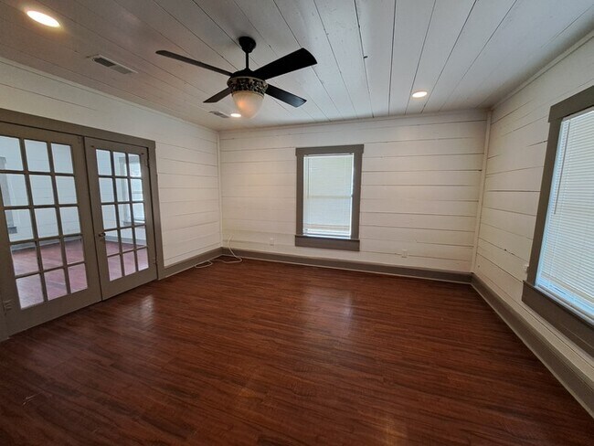 Building Photo - 208 S Andrews Dr