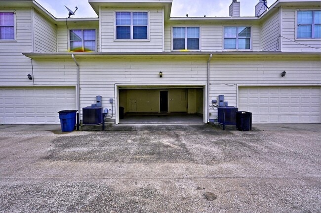 Building Photo - 2865 Westhollow Dr